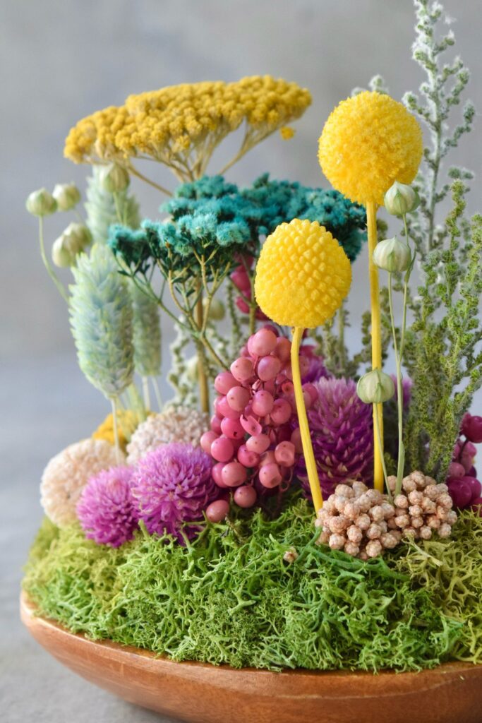 東京の花屋『叢屋kusamuraya』が手がける、手のひらにおさまるフォルムが可愛らしい植物インテリア。瑞々しいグリーンとウッドプレートの温もりが感じられる、ナチュラルなひと品。