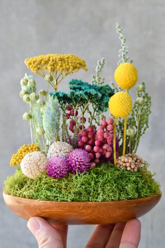 東京の花屋『叢屋kusamuraya』が手がける、手のひらにおさまるフォルムが可愛らしい植物インテリア。瑞々しいグリーンとウッドプレートの温もりが感じられる、ナチュラルなひと品。