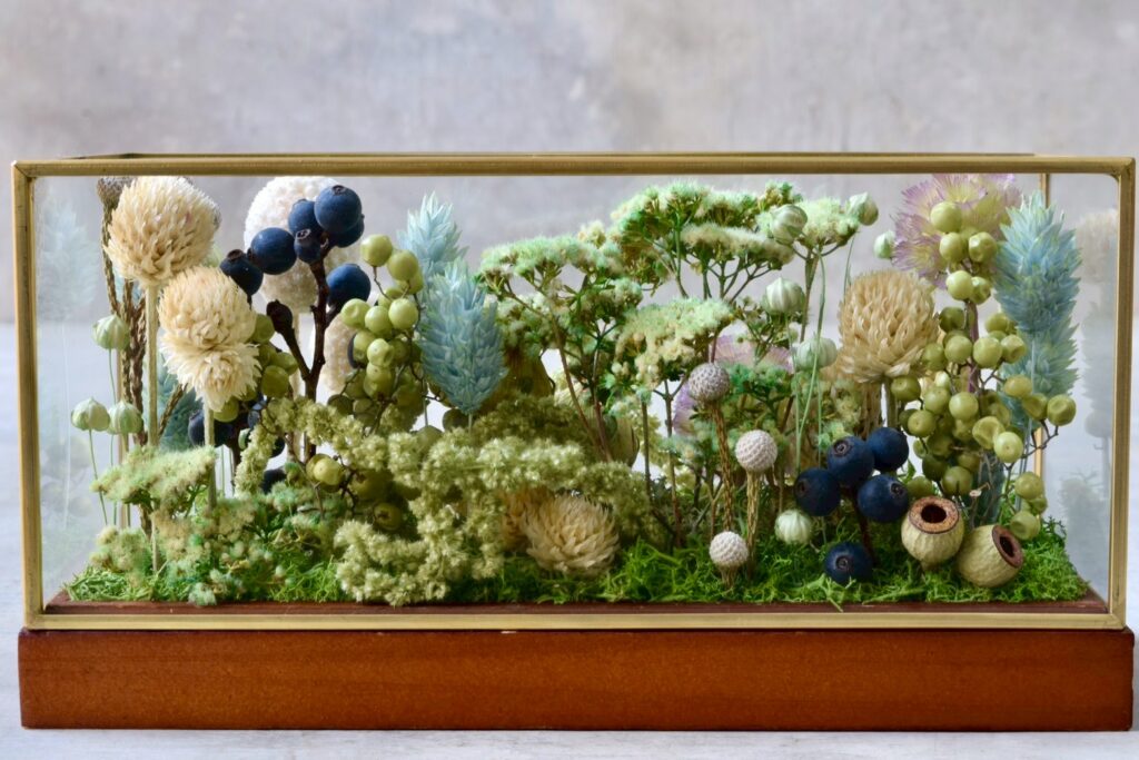 東京の花屋 叢屋Kusamurayaのドライフラワーインテリア雑貨。アンティーク調ガラスケース入りで、自宅用やギフト用に人気のアレンジメント。