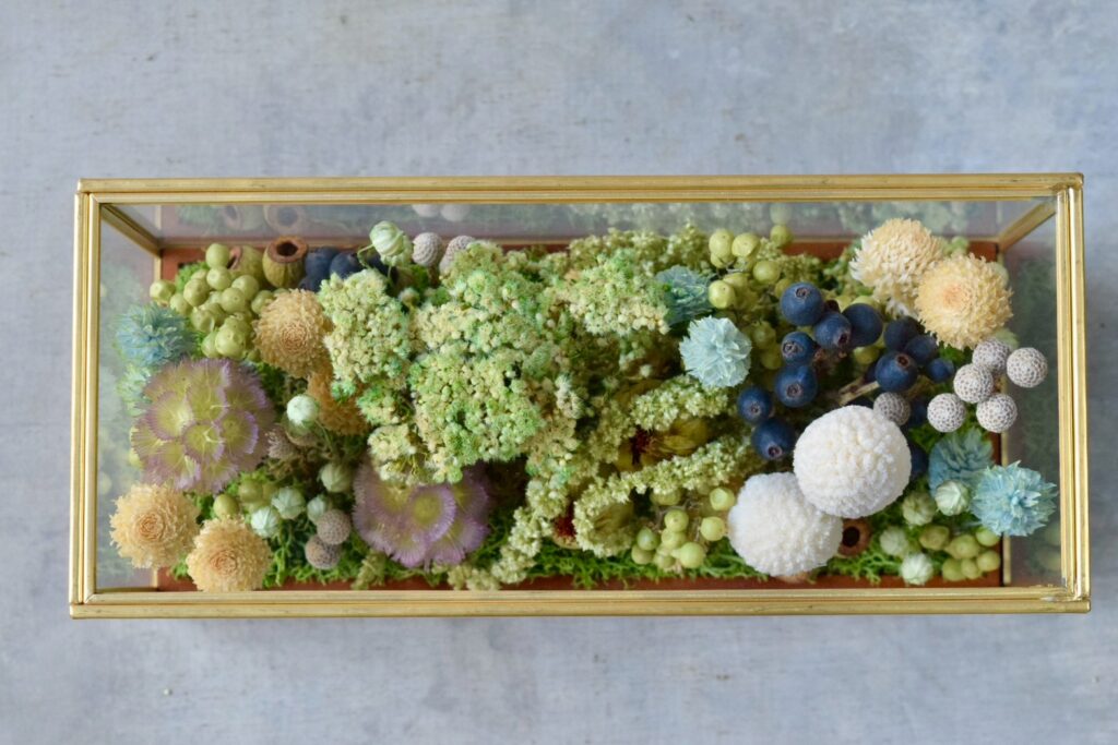 東京の花屋 叢屋Kusamurayaのドライフラワーインテリア雑貨。アンティーク調ガラスケース入りで、自宅用やギフト用に人気のアレンジメント。