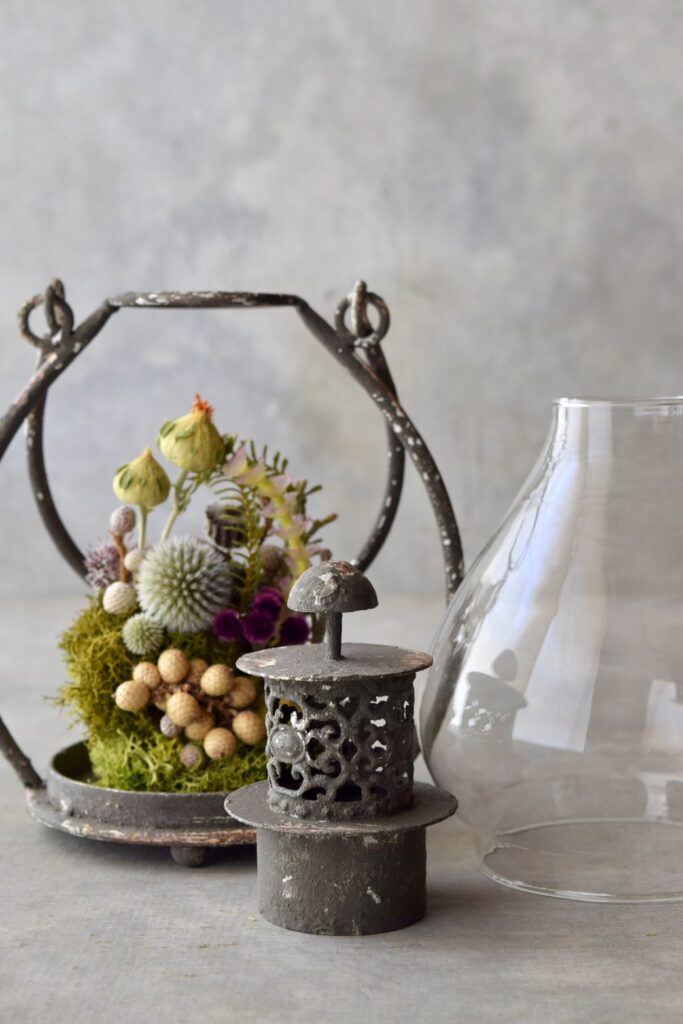 東京の花屋「叢屋Kusamuraya」のドライフラワーと流木を組み合わせたインテリア雑貨。自宅の装飾やギフトに人気のアレンジメント。