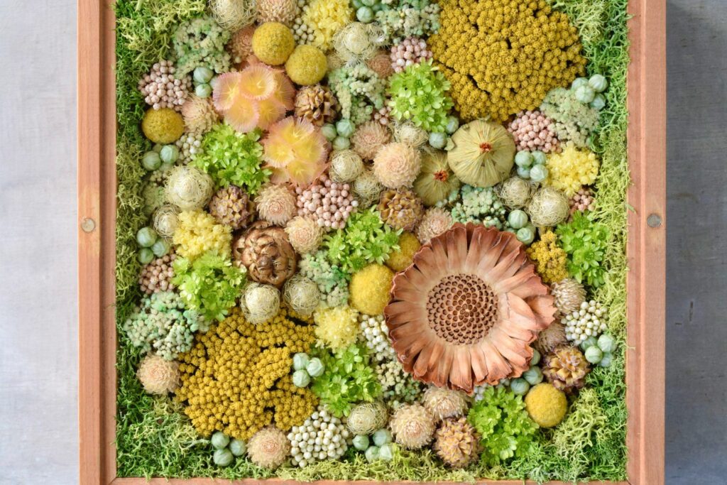 東京の花屋 叢屋Kusamurayaのドライフラワーインテリア雑貨。アンティーク調の木製フレーム(ウッドボックス)を使った、自宅用やギフト用に人気のアレンジメント。