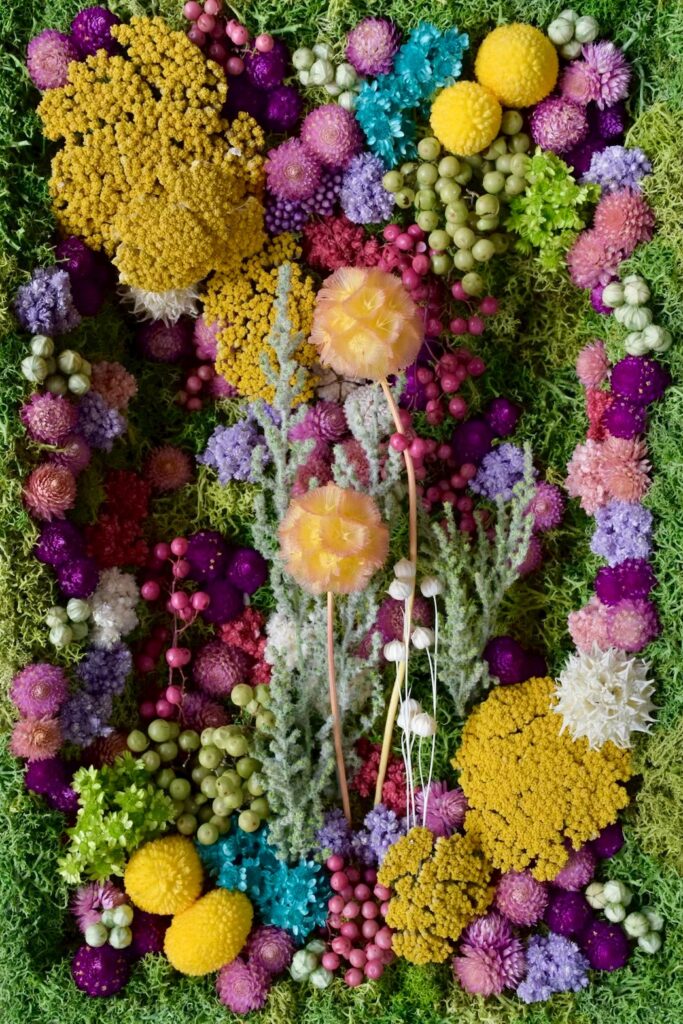 東京の花屋 叢屋Kusamurayaのドライフラワーインテリア雑貨。アンティーク調の木製フレームに、絵画をイメージしてデザインされた壁掛けタイプのドライフラワーインテリア。自宅用やギフト用として人気のアレンジメントです。