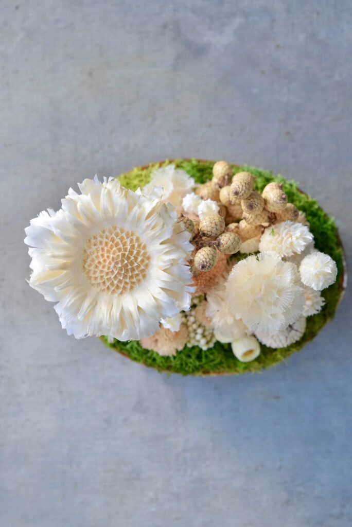 東京の花屋 叢屋Kusamurayaのドライフラワーインテリア雑貨。アンティーク調の木皿(ウッドプレート)を使った、自宅用やギフト用に人気のアレンジメント。