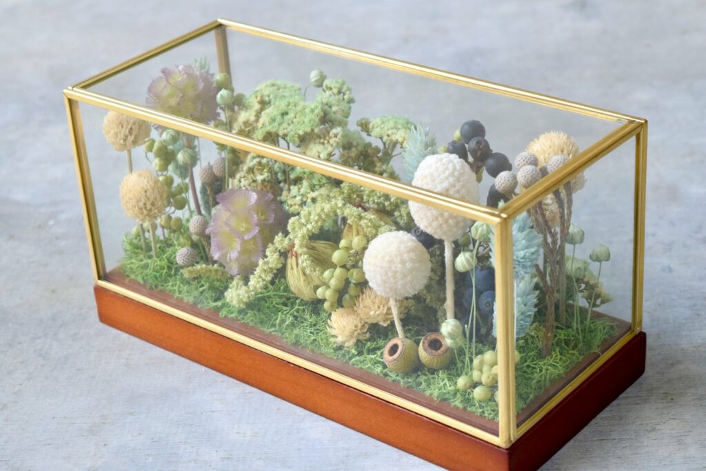 東京の花屋 叢屋Kusamurayaのドライフラワーインテリア雑貨。アンティーク調ガラスケース入りで、自宅用やギフト用に人気のアレンジメント。