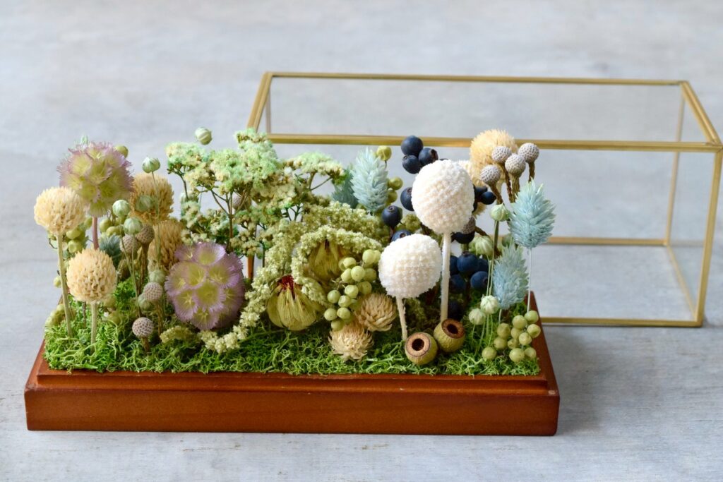 東京の花屋 叢屋Kusamurayaのドライフラワーインテリア雑貨。アンティーク調ガラスケース入りで、自宅用やギフト用に人気のアレンジメント。