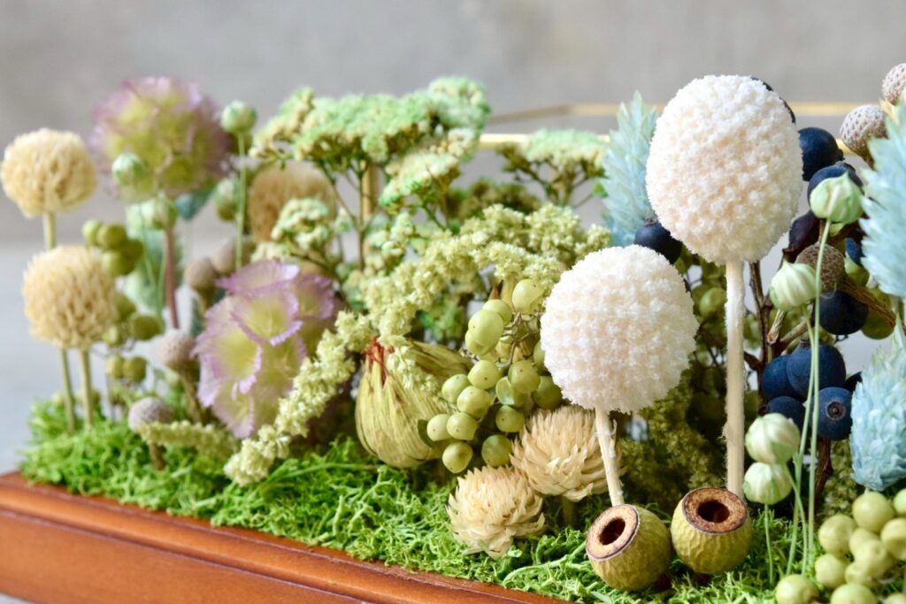 東京の花屋 叢屋Kusamurayaのドライフラワーインテリア雑貨。アンティーク調ガラスケース入りで、自宅用やギフト用に人気のアレンジメント。