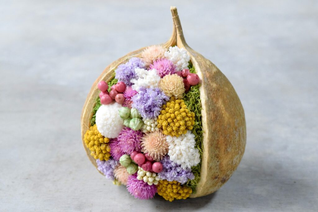 東京の花屋。幸福をもたらすと言われる縁起物のブッダナッツを器にした叢屋Kusamurayaドライフラワーアレンジ 誕生日・記念日ギフトや自宅インテリアにおすすめ。