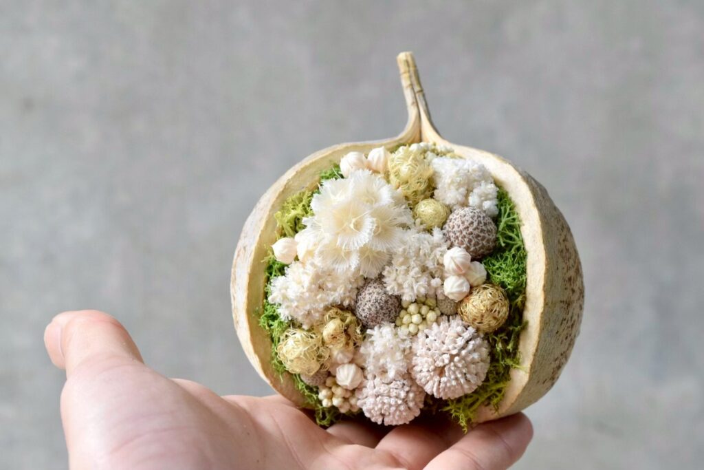 東京の花屋。幸福をもたらすと言われる縁起物のブッダナッツを器にした叢屋Kusamurayaドライフラワーアレンジ 誕生日・記念日ギフトや自宅インテリアにおすすめ。