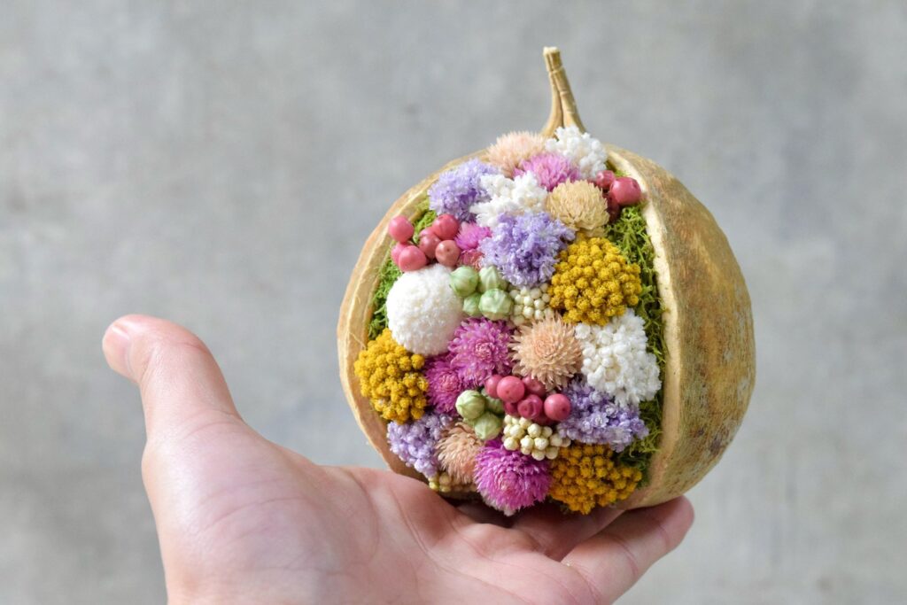 東京の花屋。幸福をもたらすと言われる縁起物のブッダナッツを器にした叢屋Kusamurayaドライフラワーアレンジ 誕生日・記念日ギフトや自宅インテリアにおすすめ。
