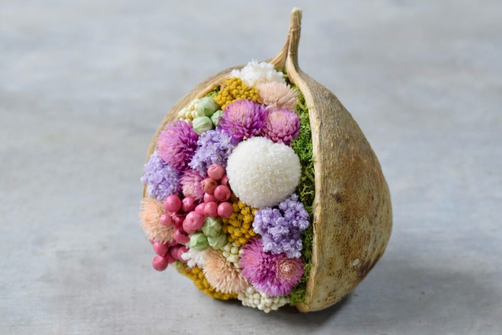 東京の花屋。幸福をもたらすと言われる縁起物のブッダナッツを器にした叢屋Kusamurayaドライフラワーアレンジ 誕生日・記念日ギフトや自宅インテリアにおすすめ。