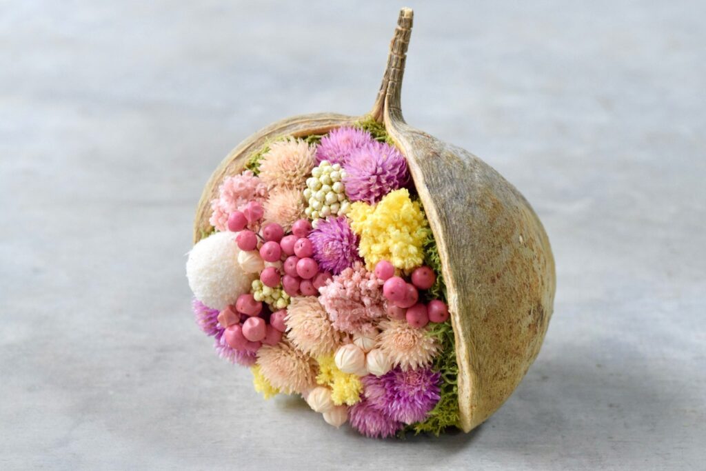 東京の花屋。幸福をもたらすと言われる縁起物のブッダナッツを器にした叢屋Kusamurayaドライフラワーアレンジ 誕生日・記念日ギフトや自宅インテリアにおすすめ。