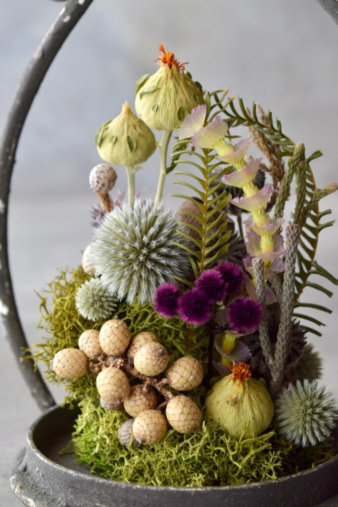 東京の花屋「叢屋Kusamuraya」のドライフラワーと流木を組み合わせたインテリア雑貨。自宅の装飾やギフトに人気のアレンジメント。