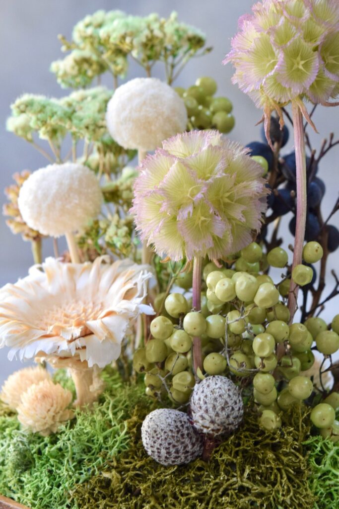 東京の花屋 叢屋Kusamurayaのドライフラワーインテリア雑貨。アンティーク調の木皿(ウッドプレート)を使った、自宅用やギフト用に人気のアレンジメント。