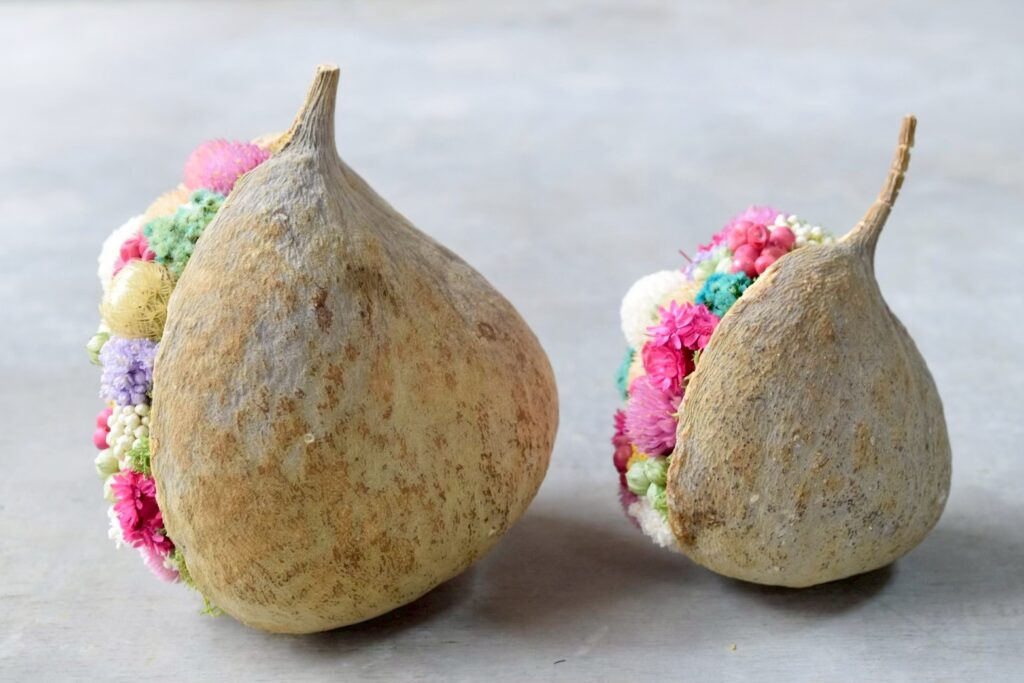 東京の花屋『叢屋kusamuraya』が手がける幸福をもたらすと言われる縁起物のブッダナッツを器にしたドライフラワーアレンジ。誕生日・記念日ギフトや自宅インテリアにおすすめです。