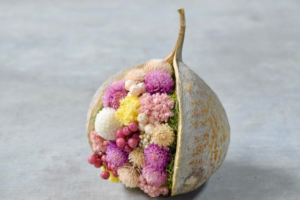 東京の花屋。幸福をもたらすと言われる縁起物のブッダナッツを器にした叢屋Kusamurayaドライフラワーアレンジ 誕生日・記念日ギフトや自宅インテリアにおすすめ。