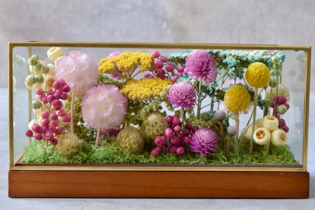 東京の花屋 叢屋Kusamurayaのドライフラワーインテリア雑貨。アンティーク調ガラスケース入りで、自宅用やギフト用に人気のアレンジメント。
