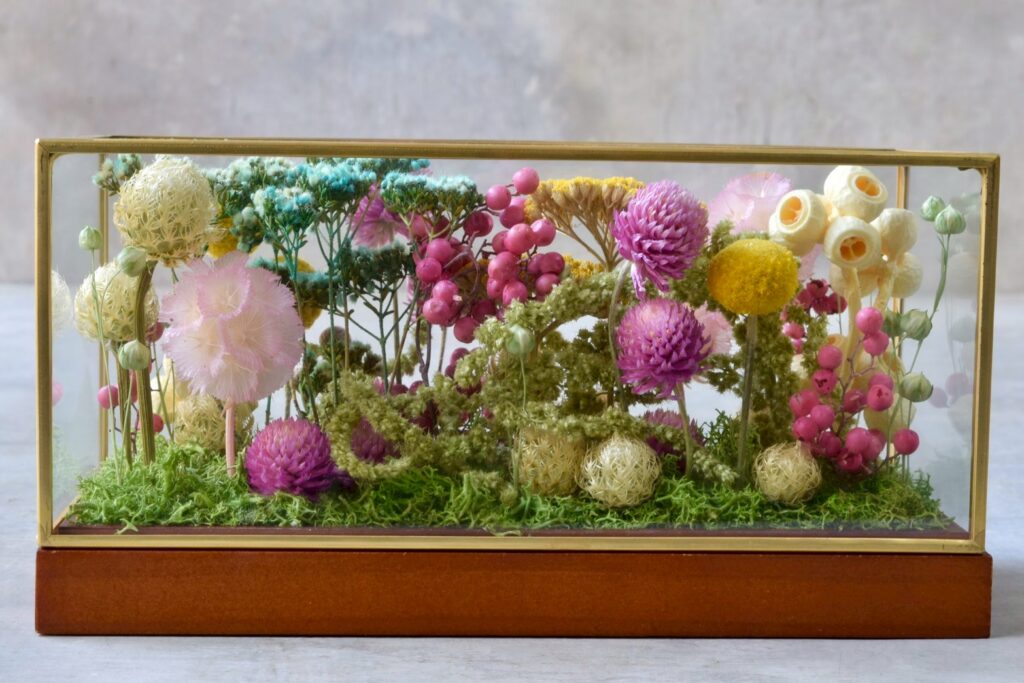 東京の花屋 叢屋Kusamurayaのドライフラワーインテリア雑貨。アンティーク調ガラスケース入りで、自宅用やギフト用に人気のアレンジメント。