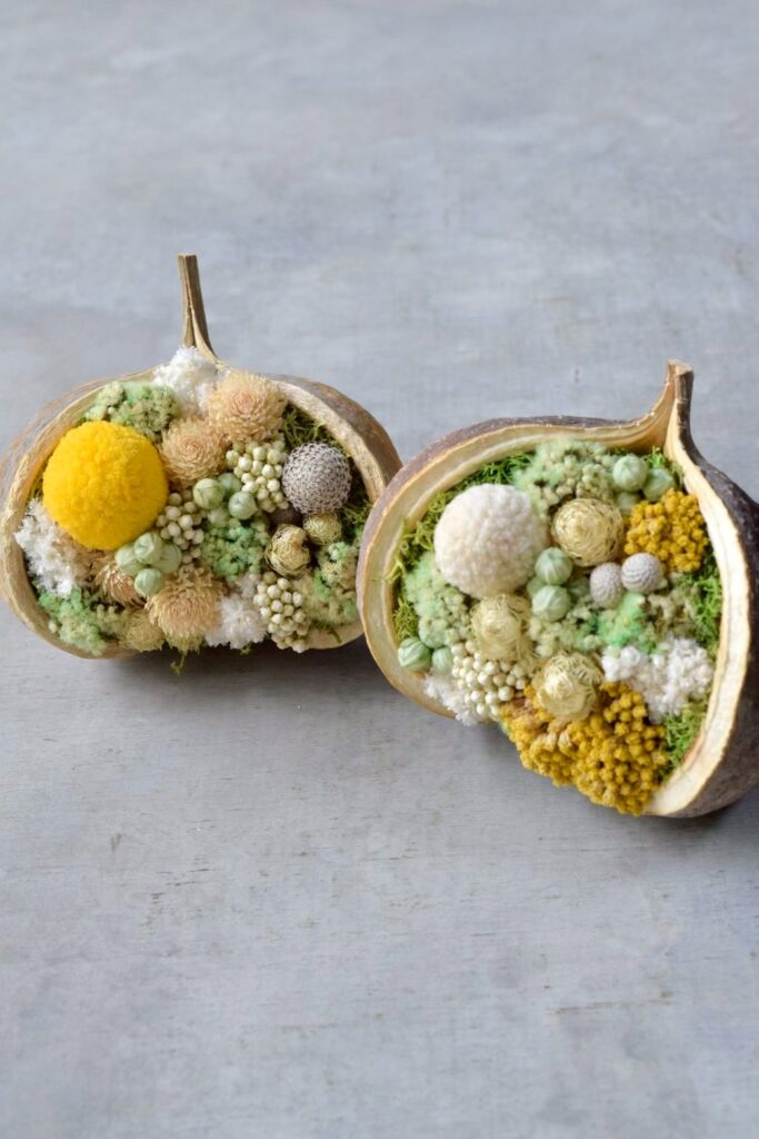 東京の花屋『叢屋kusamuraya』が手がける幸福をもたらすと言われる縁起物のブッダナッツを器にしたドライフラワーアレンジ。誕生日・記念日ギフトや自宅インテリアにおすすめです。
