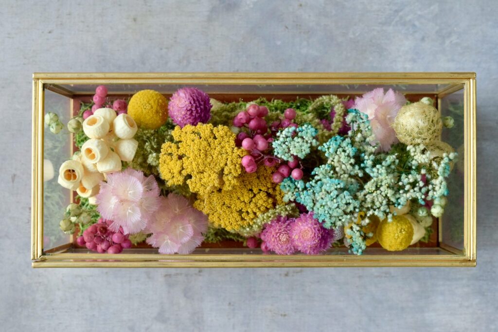 東京の花屋 叢屋Kusamurayaのドライフラワーインテリア雑貨。アンティーク調ガラスケース入りで、自宅用やギフト用に人気のアレンジメント。
