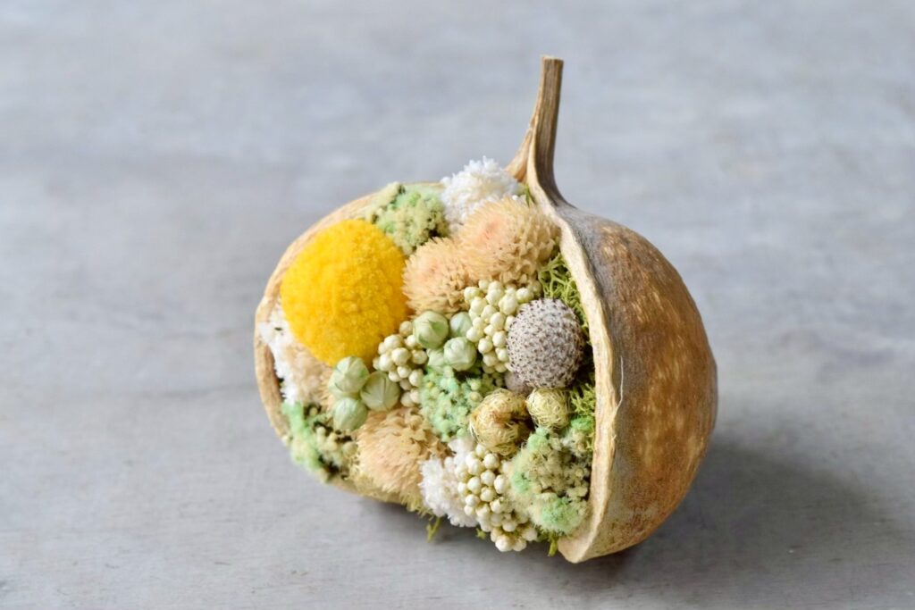 東京の花屋『叢屋kusamuraya』が手がける幸福をもたらすと言われる縁起物のブッダナッツを器にしたドライフラワーアレンジ。誕生日・記念日ギフトや自宅インテリアにおすすめです。
