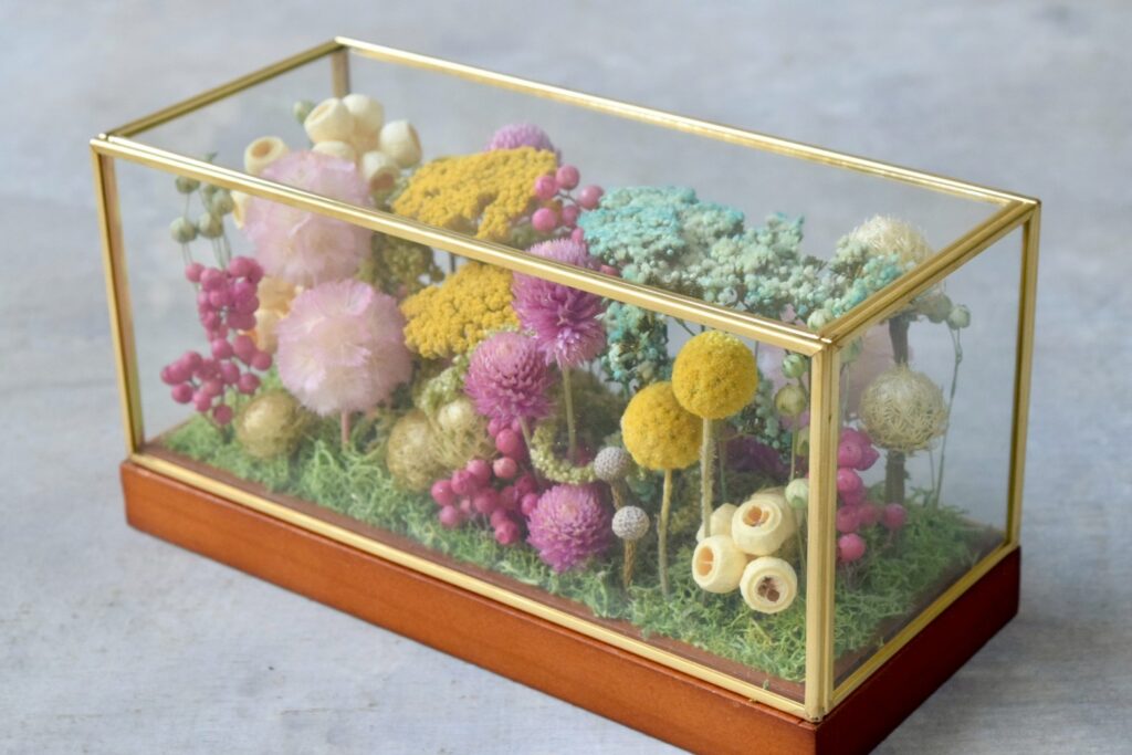 東京の花屋 叢屋Kusamurayaのドライフラワーインテリア雑貨。アンティーク調ガラスケース入りで、自宅用やギフト用に人気のアレンジメント。