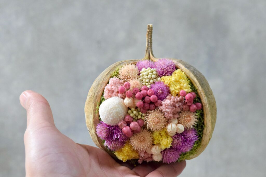 東京の花屋。幸福をもたらすと言われる縁起物のブッダナッツを器にした叢屋Kusamurayaドライフラワーアレンジ 誕生日・記念日ギフトや自宅インテリアにおすすめ。