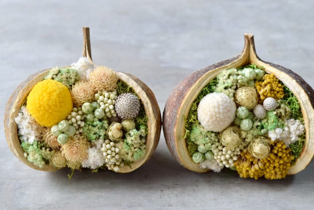 東京の花屋『叢屋kusamuraya』が手がける幸福をもたらすと言われる縁起物のブッダナッツを器にしたドライフラワーアレンジ。誕生日・記念日ギフトや自宅インテリアにおすすめです。
