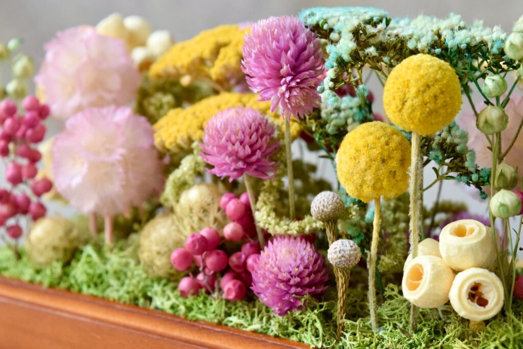 東京の花屋 叢屋Kusamurayaのドライフラワーインテリア雑貨。アンティーク調ガラスケース入りで、自宅用やギフト用に人気のアレンジメント。