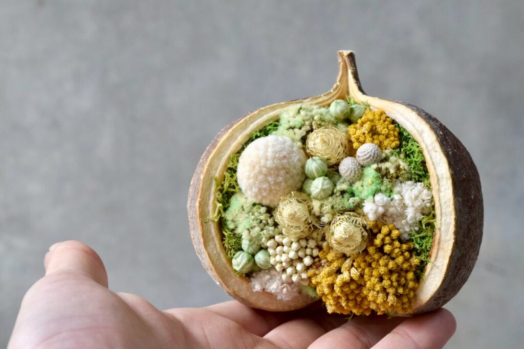 東京の花屋『叢屋kusamuraya』が手がける幸福をもたらすと言われる縁起物のブッダナッツを器にしたドライフラワーアレンジ。誕生日・記念日ギフトや自宅インテリアにおすすめです。
