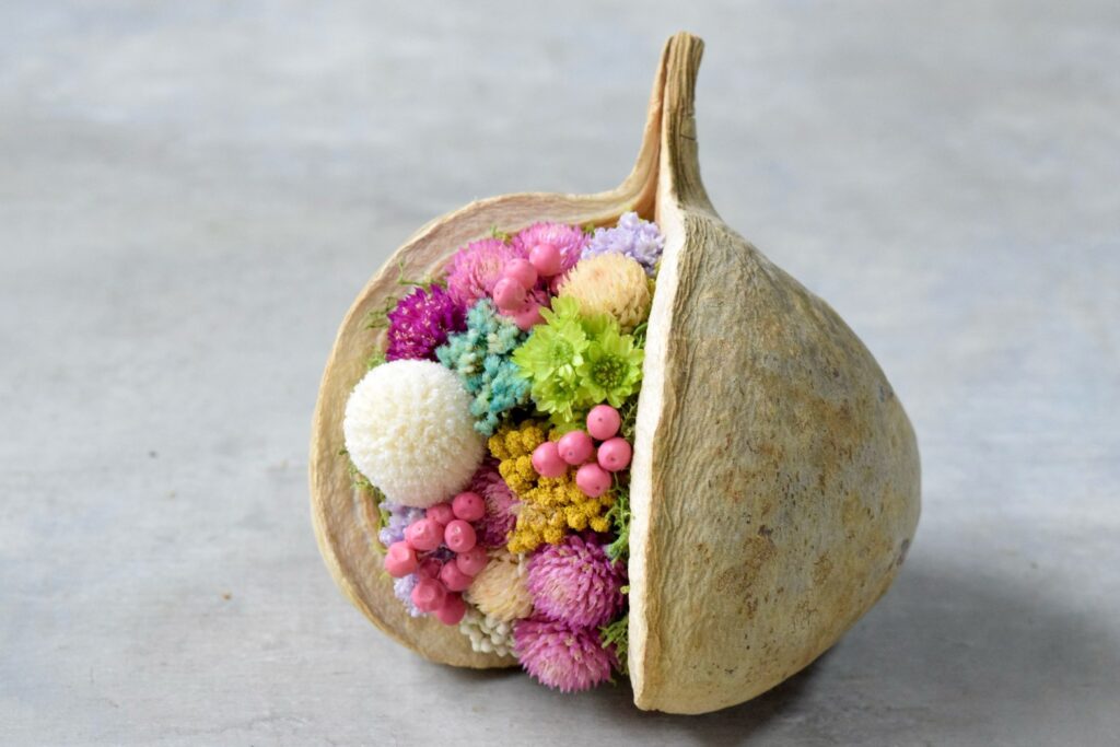 東京の花屋。幸福をもたらすと言われる縁起物のブッダナッツを器にした叢屋Kusamurayaドライフラワーアレンジ 誕生日・記念日ギフトや自宅インテリアにおすすめ。