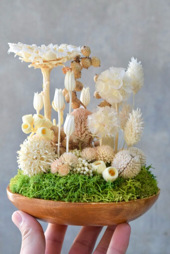 東京の花屋 叢屋Kusamurayaのドライフラワーインテリア雑貨。アンティーク調の木皿(ウッドプレート)を使った、自宅用やギフト用に人気のアレンジメント。