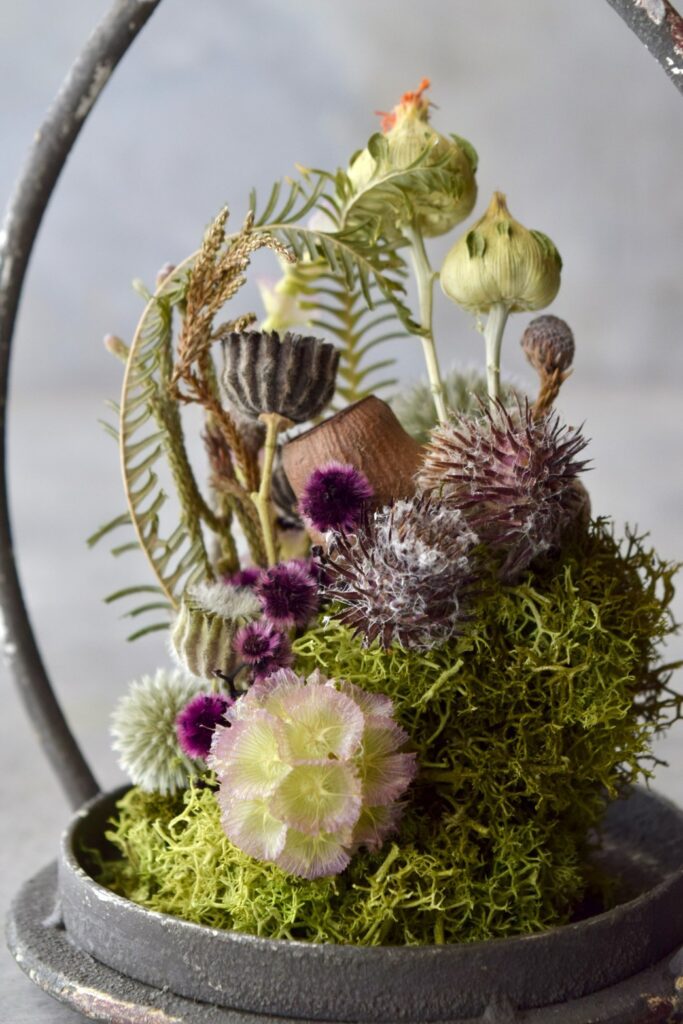 東京の花屋「叢屋Kusamuraya」のドライフラワーと流木を組み合わせたインテリア雑貨。自宅の装飾やギフトに人気のアレンジメント。