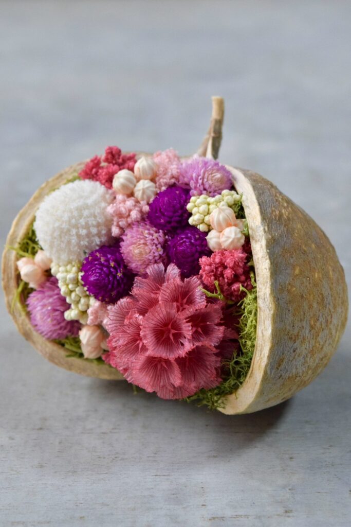 東京の花屋。幸福をもたらすと言われる縁起物のブッダナッツを器にした叢屋Kusamurayaドライフラワーアレンジ 誕生日・記念日ギフトや自宅インテリアにおすすめ。