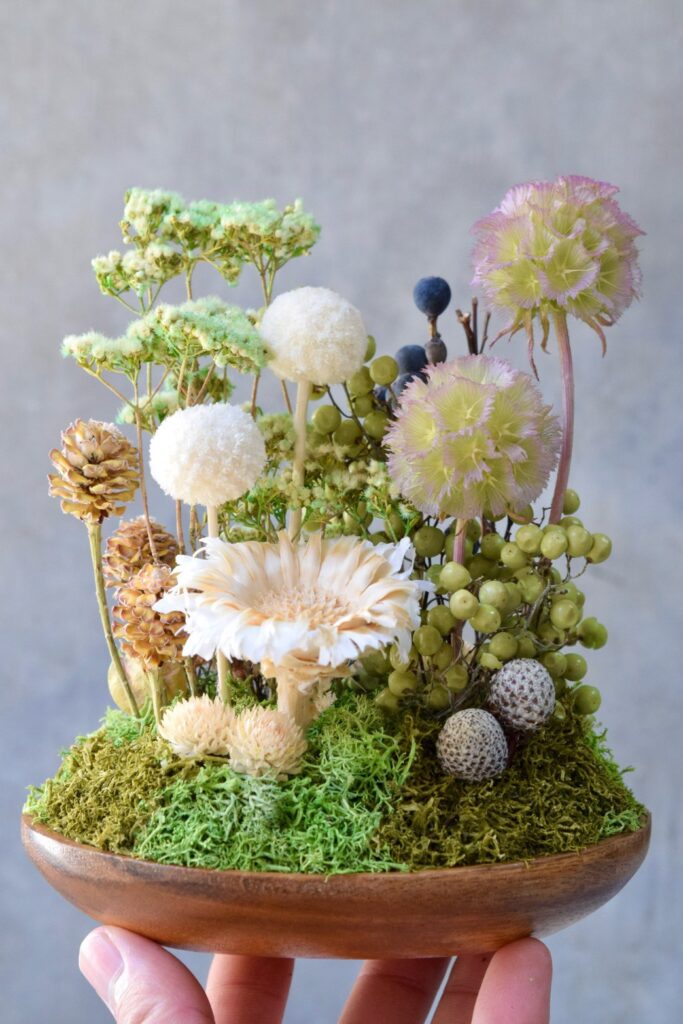 東京の花屋 叢屋Kusamurayaのドライフラワーインテリア雑貨。アンティーク調の木皿(ウッドプレート)を使った、自宅用やギフト用に人気のアレンジメント。