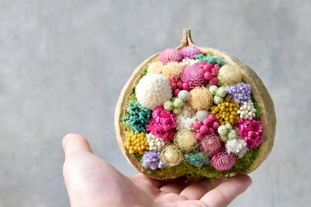 東京の花屋『叢屋kusamuraya』が手がける幸福をもたらすと言われる縁起物のブッダナッツを器にしたドライフラワーアレンジ。誕生日・記念日ギフトや自宅インテリアにおすすめです。