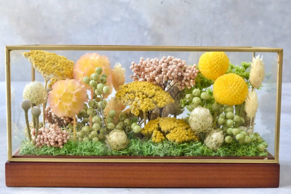 東京の花屋 叢屋Kusamurayaのドライフラワーインテリア雑貨。アンティーク調ガラスケース入りで、自宅用やギフト用に人気のアレンジメント。