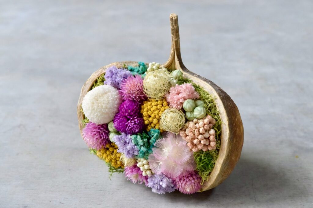 東京の花屋。幸福をもたらすと言われる縁起物のブッダナッツを器にした叢屋Kusamurayaドライフラワーアレンジ 誕生日・記念日ギフトや自宅インテリアにおすすめ。