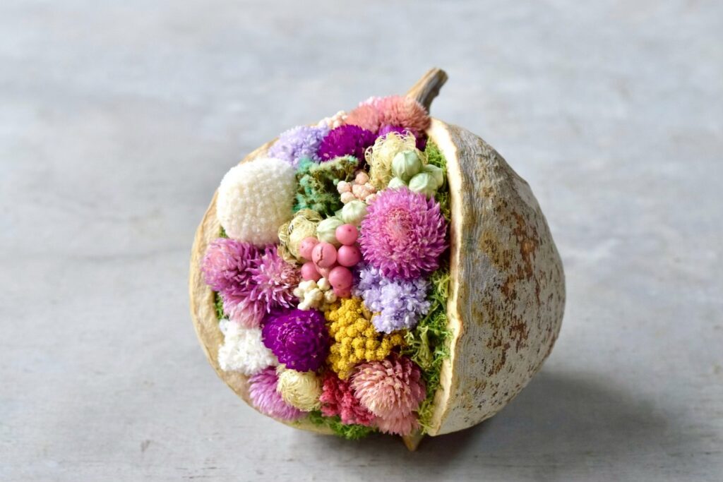 東京の花屋。幸福をもたらすと言われる縁起物のブッダナッツを器にした叢屋Kusamurayaドライフラワーアレンジ 誕生日・記念日ギフトや自宅インテリアにおすすめ。