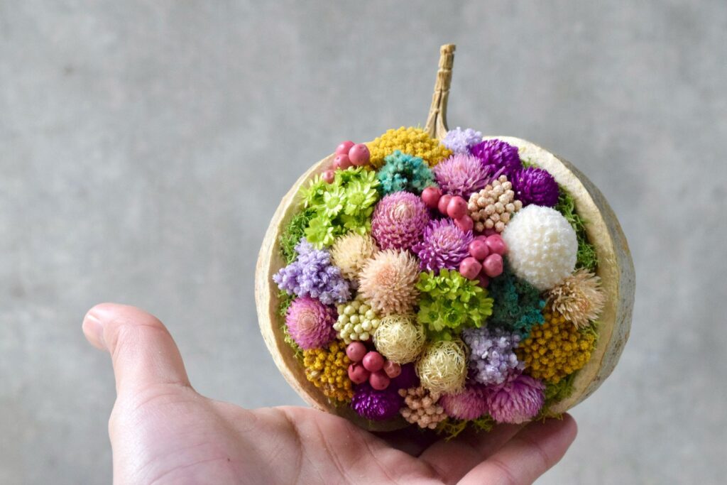 東京の花屋。幸福をもたらすと言われる縁起物のブッダナッツを器にした叢屋Kusamurayaドライフラワーアレンジ 誕生日・記念日ギフトや自宅インテリアにおすすめ。