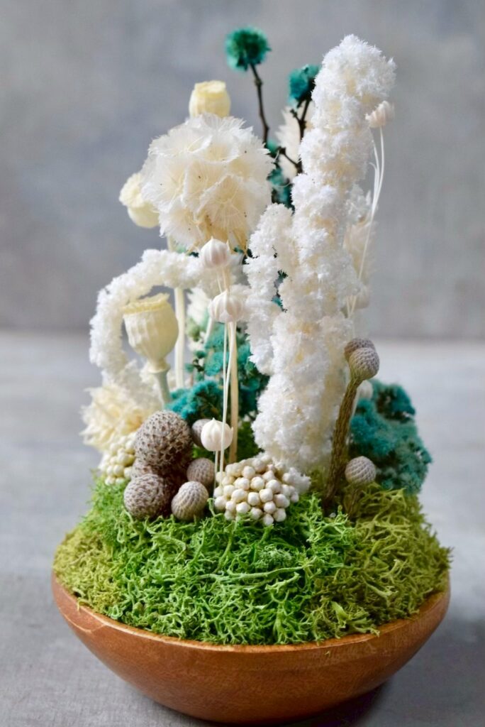 東京の花屋 叢屋Kusamurayaのドライフラワーインテリア雑貨。アンティーク調の木皿(ウッドプレート)を使った、自宅用やギフト用に人気のアレンジメント。