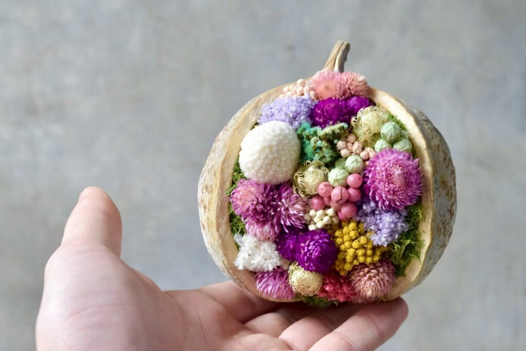 東京の花屋。幸福をもたらすと言われる縁起物のブッダナッツを器にした叢屋Kusamurayaドライフラワーアレンジ 誕生日・記念日ギフトや自宅インテリアにおすすめ。