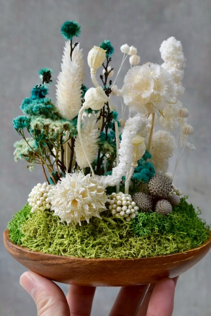 東京の花屋 叢屋Kusamurayaのドライフラワーインテリア雑貨。アンティーク調の木皿(ウッドプレート)を使った、自宅用やギフト用に人気のアレンジメント。