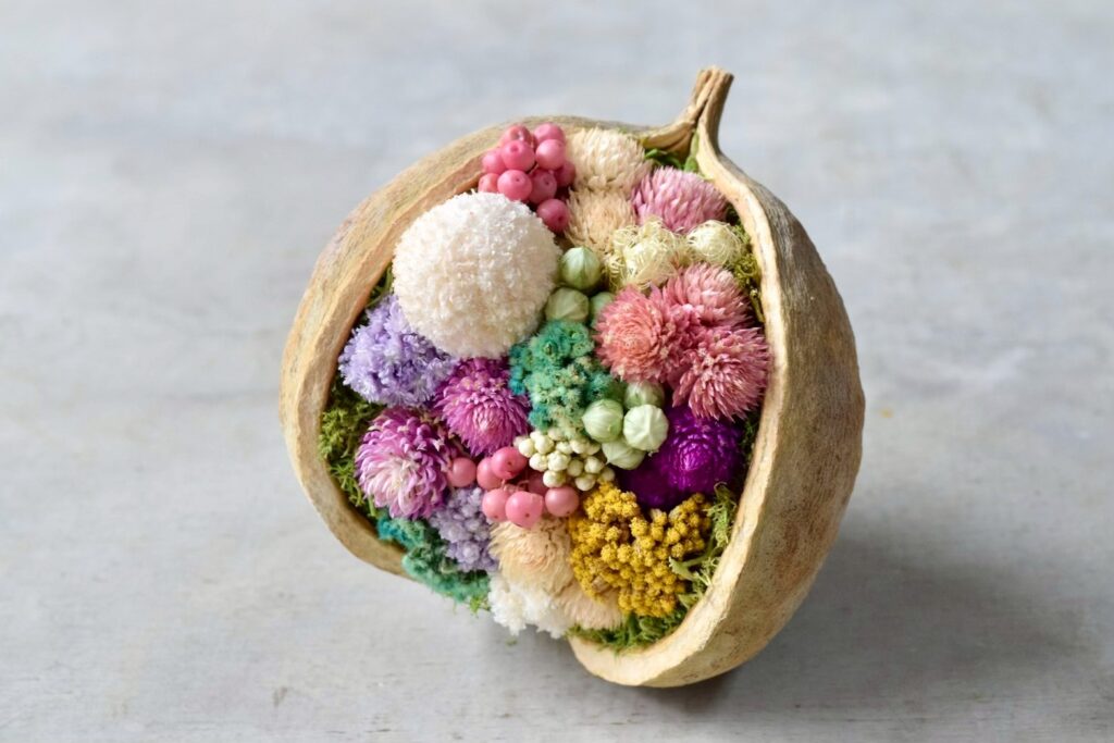 東京の花屋『叢屋kusamuraya』が手がける幸福をもたらすと言われる縁起物のブッダナッツを器にしたドライフラワーアレンジ。誕生日・記念日ギフトや自宅インテリアにおすすめです。