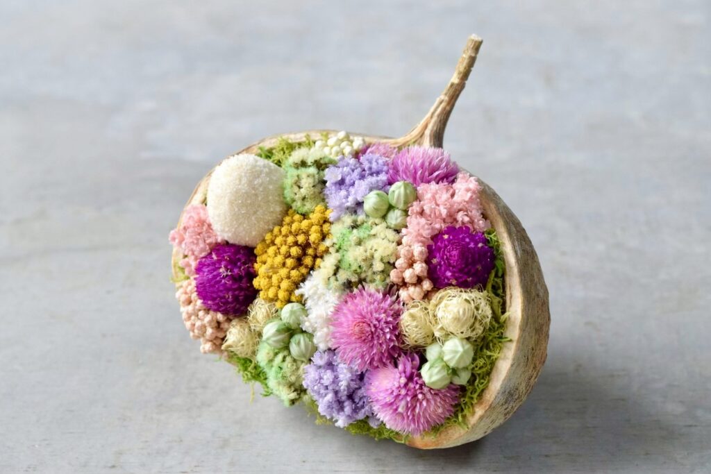 東京の花屋『叢屋kusamuraya』が手がける幸福をもたらすと言われる縁起物のブッダナッツを器にしたドライフラワーアレンジ。誕生日・記念日ギフトや自宅インテリアにおすすめです。