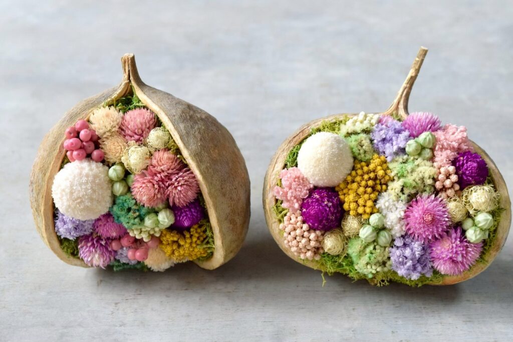 東京の花屋『叢屋kusamuraya』が手がける幸福をもたらすと言われる縁起物のブッダナッツを器にしたドライフラワーアレンジ。誕生日・記念日ギフトや自宅インテリアにおすすめです。