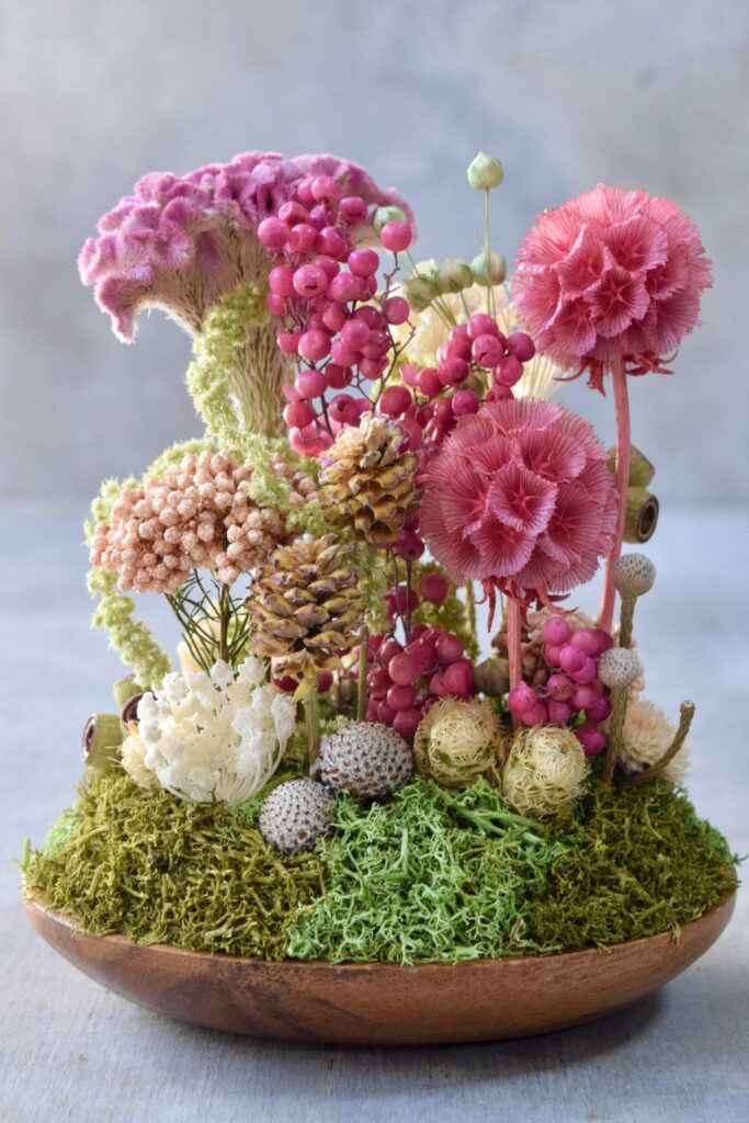 東京の花屋 叢屋Kusamurayaのドライフラワーインテリア雑貨。アンティーク調の木皿(ウッドプレート)を使った、自宅用やギフト用に人気のアレンジメント。