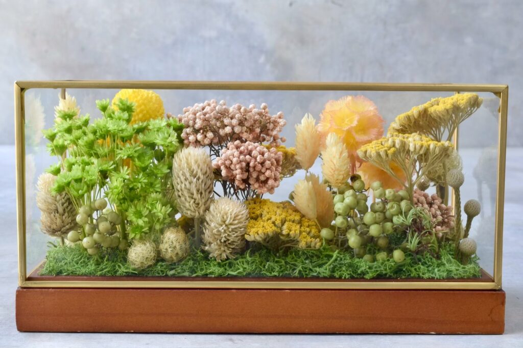 東京の花屋 叢屋Kusamurayaのドライフラワーインテリア雑貨。アンティーク調ガラスケース入りで、自宅用やギフト用に人気のアレンジメント。