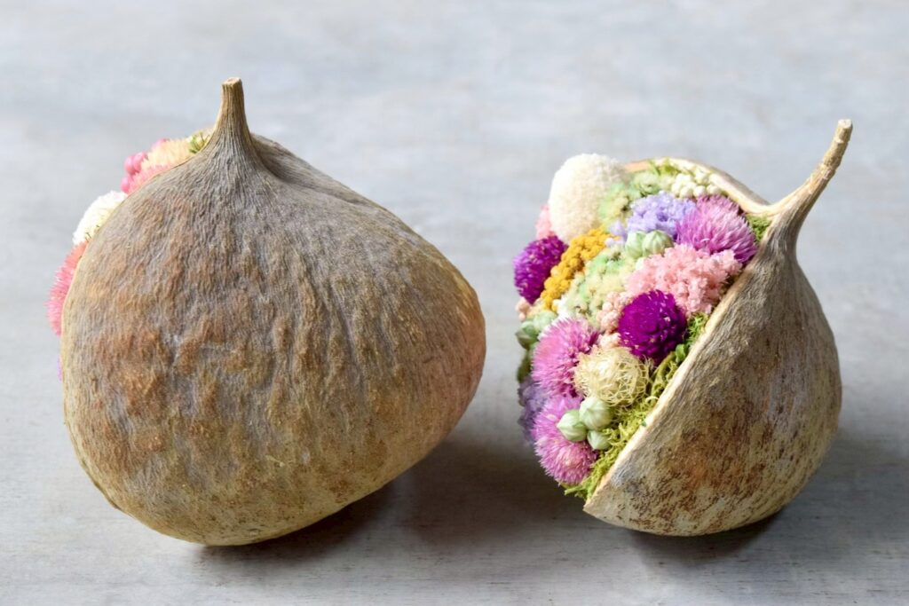 東京の花屋『叢屋kusamuraya』が手がける幸福をもたらすと言われる縁起物のブッダナッツを器にしたドライフラワーアレンジ。誕生日・記念日ギフトや自宅インテリアにおすすめです。