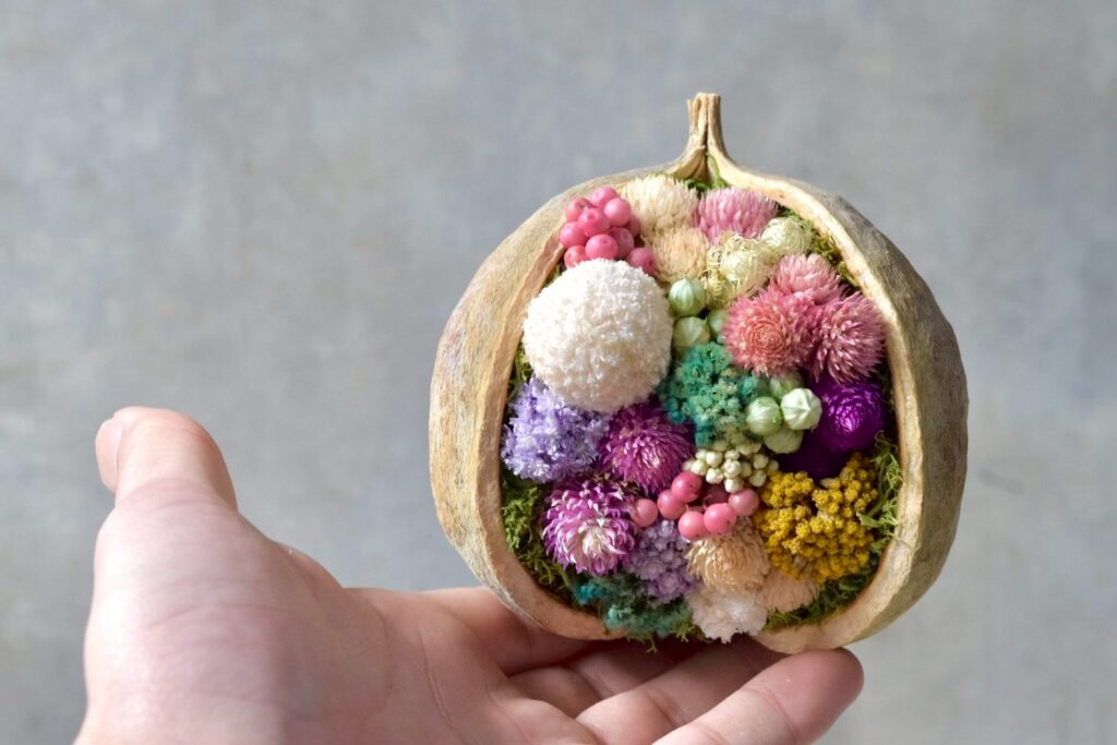 東京の花屋『叢屋kusamuraya』が手がける幸福をもたらすと言われる縁起物のブッダナッツを器にしたドライフラワーアレンジ。誕生日・記念日ギフトや自宅インテリアにおすすめです。